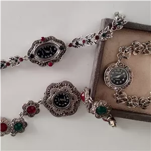 ساعت نگین دار 