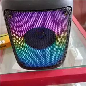 اسپیکر رم و فلش خور  میکروفون  بزرگ میخوره رقص نور دارد قابل حمل 