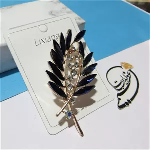 سنجاق سینه رنگ ثابت نگین کاری شده بسیار با کیفیت طرح دو برگ چسبیده بهم نگین کاری شده و لاکچری