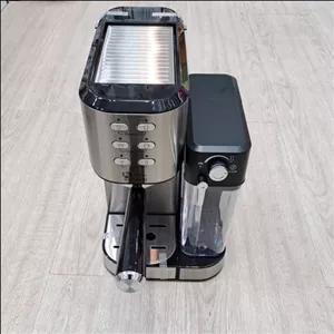 قهوه ساز فوما 20 بار هست دارای 2 مخزن اب و شیر و 3 کاره هست اسپرسوساز و کاپوچینو و لته