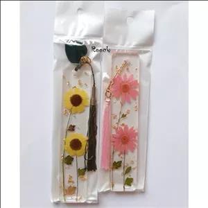 بوک مارک نشان کتاب با گل طبیعی آفتابگردان مینیاتوری و بابونه صورتی