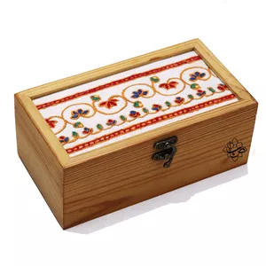 جعبه چوبی پته دوزی طول 25 سانت طرح گلبوته سفید (محصول مشترک پته صبا و گروه هنری لنا) 