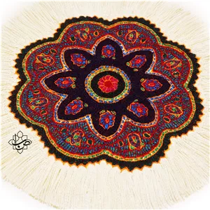 رومیزی گرد پته دوزی طرح همیشه بهار سفید پرکار (پته صبا)