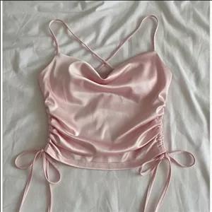 کراپ تاپ ساتن مجلسی یقه دراپه رنگ پنککی