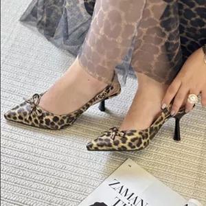 کفش پاشنه‌دار زنانه طرح پلنگی – شیک و مجلسی