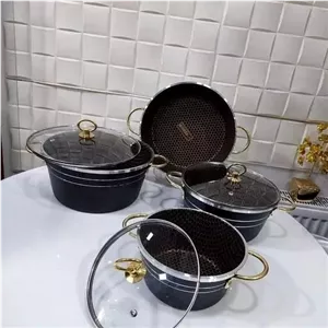 سرویس قابلمه 7پارچه گرانیتی رنگ مشکی خط دار سفید لب چدن شامل سه تا قابلمه وسع تا درب پیرکس و یک تابع سایزهای بزرگ