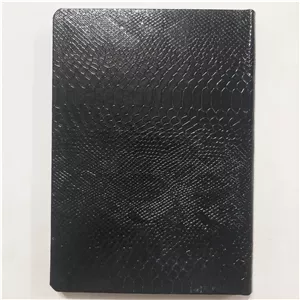 سررسید 1405 وزیری جلد چرم مشکی با پلاک . سالنامه 1405 تقویم 1405 سررسید طرح آترین سررسید آترین