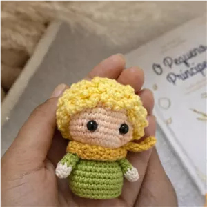 عروسک بافتنی شازده کوچولو (آمیگورومی) کاملاً دستبافت شده 