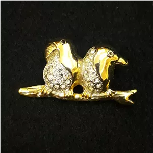 گل سینه نگین دار وارداتی  رنگ ثابت طرح دوپرنده