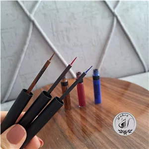 خط چشم مایع رنگی