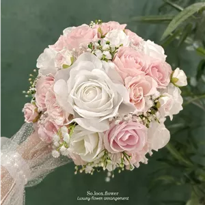 دسته گل عروس رز سفید و صورتی