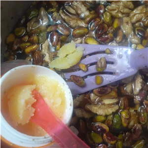 باقلوا معجون مغزها و خمیر بادام عسل طبیعی مواد اولیه طبیعی طبق خواسته مشتری قدیمی و جدید 