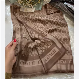 شال کرم نسکافه ای طرح کوچ