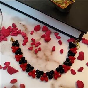 (کد319)دستبند دستساز زنانه کریستالی مثلثی قرمز و مشکی