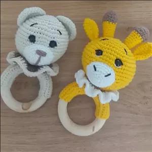 جغجغه بافت عروسکی با دسته چوبی مناسب نوزاد و سیسمونی