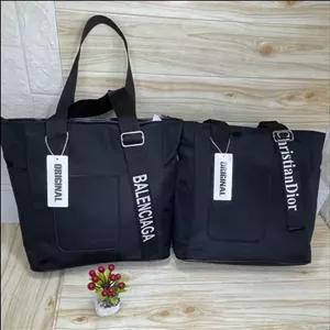 کیف دوشی زنانه جنس دیبا خارجی دو زیپ و تک خانه مخصوص کتاب و جاداربندبلند داردابعاد28در35موجودی بگیرید\n