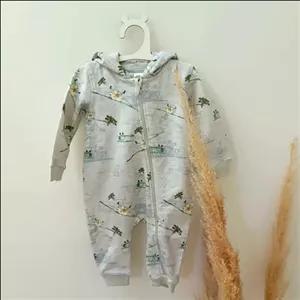 سرهمی کلاهدار طرح هواپیما از برند اچ اند ام رنگ طوسی مناسب نوزاد ،دختر ،پسر و سیسمونی 