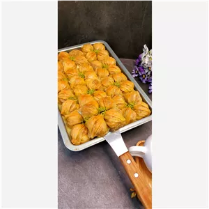 باقلوا استانبولی مدل میدیه یا پیازی خانگی با مغز گردو ایرانی و قیماق اصیل ترکی بصورت پس کرایه و ارسال با اسنپ