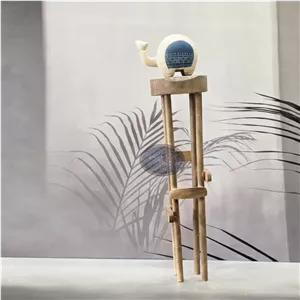 مجسمه چوبی فیل روی چهارپایه
