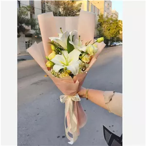 دسته گل لیلیوم و لیسیانتوس (گلفروشی تربت حیدریه آلپینا)