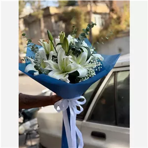 دسته گل لیلیوم سفید و اوکالیپتوس (گلفروشی تربت حیدریه آلپینا)