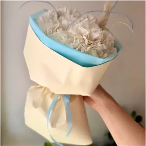 دسته گل مینیمال میخک سفید(گلفروشی تربت حیدریه آلپینا)