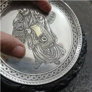 بشقاب قلم زنی مرد فرش فروش برنجی 