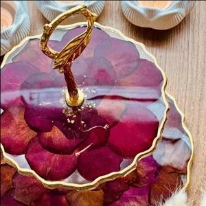 شیرینی خوری رزینی. شیرینی خوری رزین اپوکسی دوطبقه.شیرینی خوری با گل طبیعی. ظرف سرو رزینی. ظروف پذیرایی رزین.شیرینی خوری  