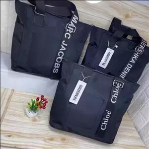 کیف دوشی زنانه خانمی جنس دیبا خارجی دو زیپ و تک خانه مخصوص کتاب و جادار\nبندبلند داردابعاد28در35موجودی بگیرید\n