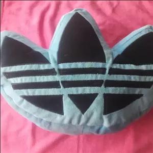 بالشتک آدیداس( تکی ) موجود یک  رنگ آبی.