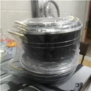 7پارچع گرانیتی دسته طلایی سایز بزرگ داخل مشکی شامل سه تا قابلمه ویک تابه وهم راه سه تا درب پیرکس