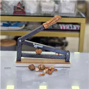 گردوشکن بادام شکن هسته شکن دسته چوبی سایز بزرگ 