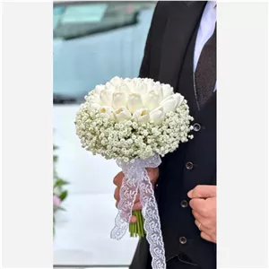 دسته گل عروس با گل لاله سفید و ژیپسوفیلا(آلپینا گلفروشی تربت حیدریه)