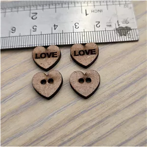 دکمه چوبی 1 2 سانتی طرح لاو  LOVE  بسته 100 عددی