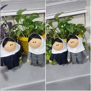 عروسک با فرم دانش اموز در رنگهای مختلف قابل اجراست قد 22 سانت همراه با نام دانش اموز روی مقنعهقابل سفارش است