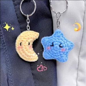 عروسک و جا کلیدی بافتنی ماه و ستاره هردوباهم 99