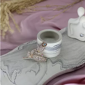 گل سینه نگین دار مجلسی در طرح گل لاله نگین دار با کیفیت و. دوام بالا