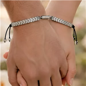 دستبند کاپلی سنگ حدید شامل دو عدد دستبند با بند قابل تنظیم 
