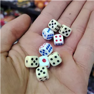تاس پلاستیکی کوچک رنگ سفید وشیری