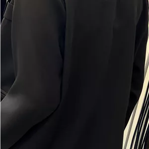 تک کت مازراتی مشکی مدل نوشته آستین و چاپ مینیمال پشت کار