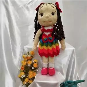 عروسک با دامن رنگین کمان 