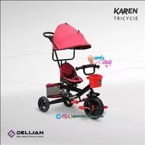 سه چرخه دلیجان مدل کارن باکیفیت تمام اسکلت فلزی دارای دسته هدایت از پشت دارای سبد کمک فنر دار سایبان دار مناسب سیسمونی