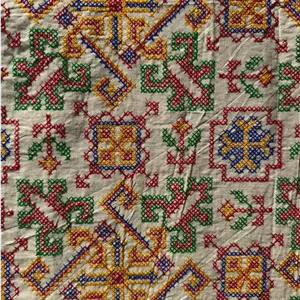 پارچه لینن شماره دوزی کرم با نقوش ابی و نارنجی