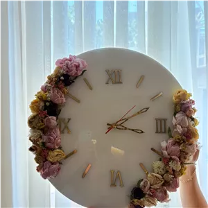 ساعت رزینی کار شده با گلهای مراسم خواستگاری