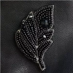 سنجاق سینه منجوقی پر مشکی