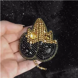 سنجاق سینه منجوقی برگ 