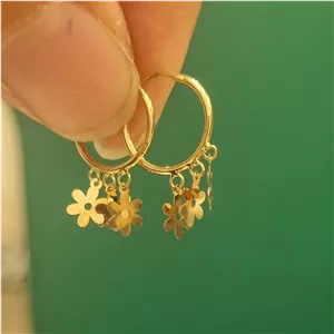 طلا18عیار گوشواره طلا حلقه ای آویز دار مدل گل 