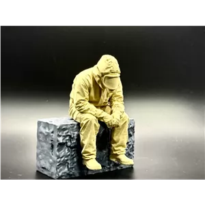 فیگور لبهنشین کارگر هستهای غمگین دکور پساآخرالزمانی