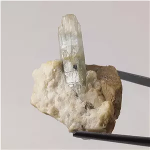 بلور سنگ آکوامارین در بستر آلبیت معدنی پاکستان