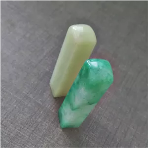 دو قطعه سنگ یشم 